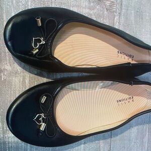 Girls Basic Edition ballet flats heart charm